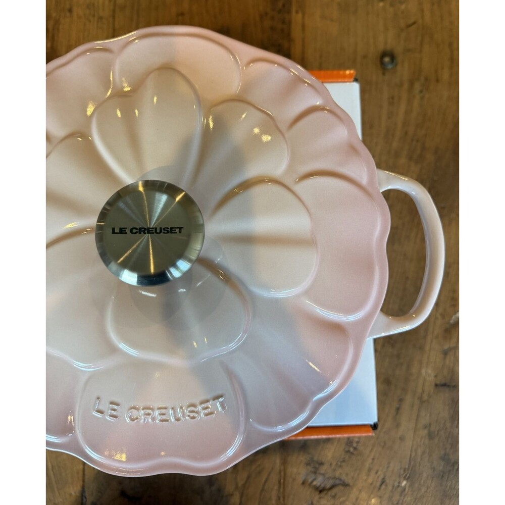 Le Creuset Enameled Cast Iron Petal Round Casserole 26 cm 5.5 qt Shell Pink NEW - Picture 8 of 12